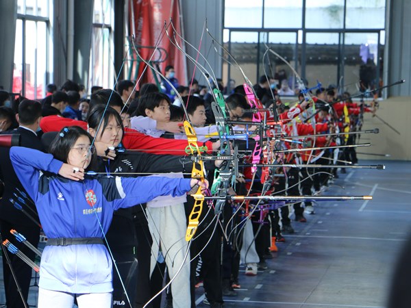 特高部学生参加青少年射箭锦标赛